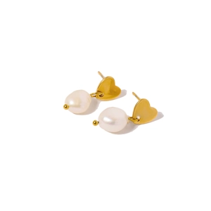 Boucles d'oreilles cœur dorées avec pendentifs perles irrégulières sur fond blanc
