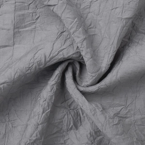 Macro du tissu plissé gris foncé avec texture fine et beau tombé élégant