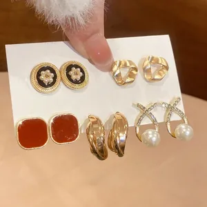 Ensemble de boucles d'oreilles perles et diamants dorés pour un style quotidien élégant