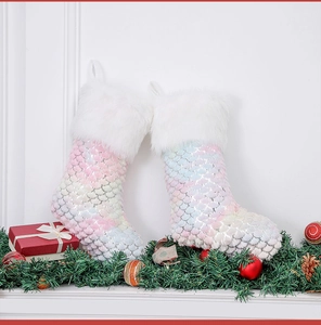 Festliche Weihnachtsstrümpfe mit buntem Meerjungfrau-Schuppendesign und Plüschrand