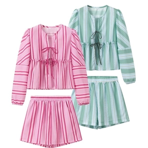 Ensemble de détente rayé avec manches lanternes et short en rose et vert menthe