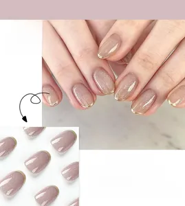 Dettaglio di unghie French rosa nude con glitter e punte metalliche dorate