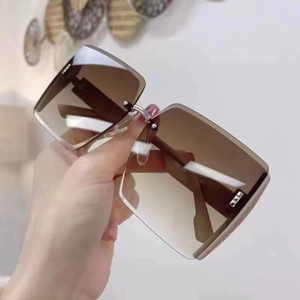 Fashionable oversized rimless square sunglasses for women with brown gradient lenses