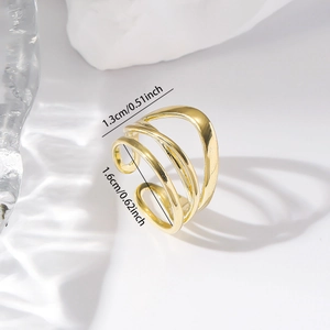 Dettaglio delle dimensioni dell'anello in rame dorato irregolare 1,3 cm e 1,6 cm