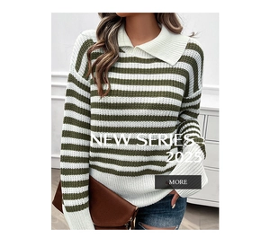 Detailansicht des grün-weiß gestreiften Strickpullovers mit breitem Polokragen-Design