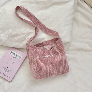Dettaglio della borsa a tracolla in velluto a coste rosa con cuori e chiusura magnetica
