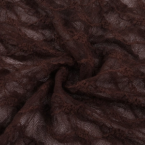 Gros plan détaillé sur un tissu en dentelle florale marron foncé et maille brodée
