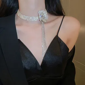 Choker d'argento elegante con camelia di strass e lunghe nappe scintillanti