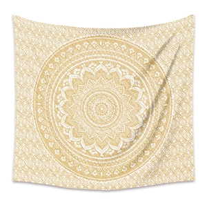 Détail d'une tapisserie murale mandala bohème avec des motifs géométriques dorés