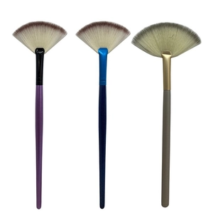 Set di tre pennelli a ventaglio con manici viola, blu e grigi per trucco e illuminante