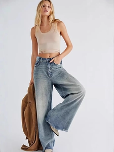 Jean large bleu clair délavé rétro à taille haute et ourlet brut pour un look décontracté