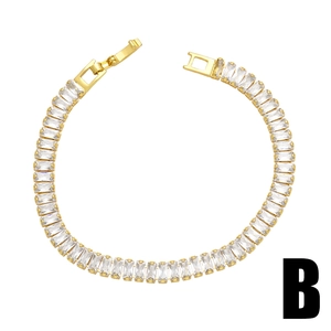 Bracelet tennis doré avec zircons rectangulaires et fermoir pliant sécurisé