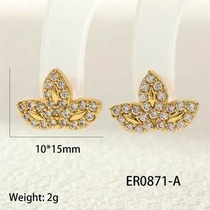 Macro shot of gold clover stud earrings with white zircons, size 10x15mm and 2g weight