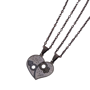 Couples heart puzzle necklace set in black metal with Spanish I love you engraving