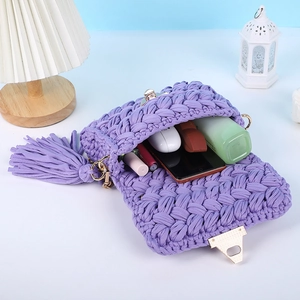 Sac bandoulière en tricot violet avec pompon et chaîne dorée. Élégant sac pour femme.