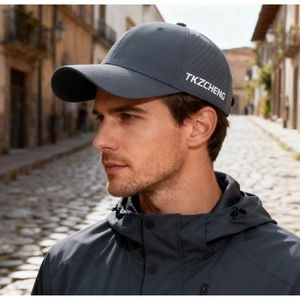 Dettaglio del cappellino da baseball grigio scuro con fori laser e logo del marchio