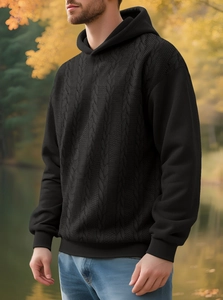 Gros plan sur la maille torsadée noire d'un sweat à capuche d'hiver pour homme