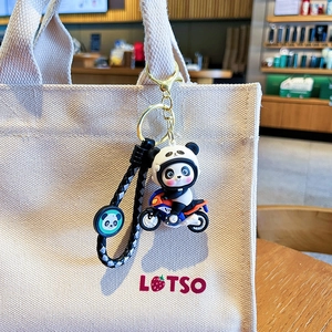 Portachiavi creativo panda in moto con cinturino intrecciato nero su borsa beige