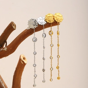 Boucles d'oreilles soleil minimalistes en plaqué or 18 carats avec chaînes et zircons