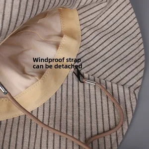 Dettaglio del cappello da sole in lino con cuciture e sottogola rimovibile con clip