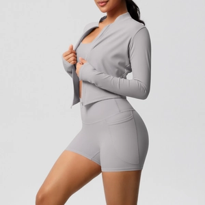 Détail du short de yoga taille haute avec poche latérale en ensemble fitness gris clair