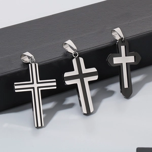 Détails de trois pendentifs croix minimalistes en acier inoxydable, couleurs argent et noir