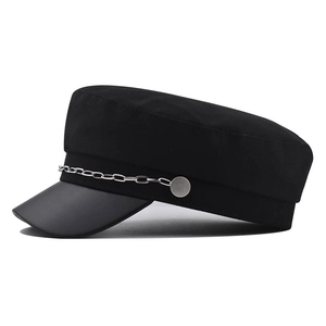 Casquette gavroche noire avec chaîne argentée et visière en cuir, vue de profil