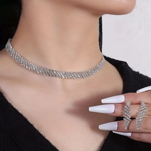 Set di gioielli da sposa scintillanti con collana d'argento e orecchini a goccia
