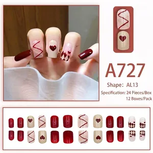 Vue détaillée de 24 faux ongles rouge foncé et crème avec motifs cœur et carreaux