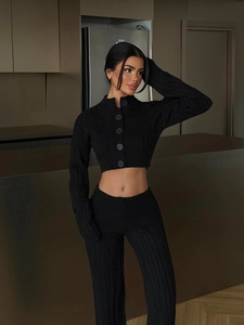 Ensemble en tricot noir pour femme avec cardigan court à manches longues et pantalon taille haute