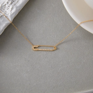 Collana classica a graffetta in acciaio inossidabile placcato oro 18K con cristalli