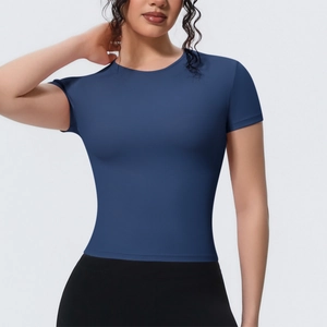 T-shirt de yoga bleu marine ajusté avec tissu respirant et col rond classique