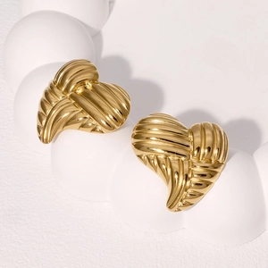 Boucles d'oreilles cœur en acier titane plaqué or 18 carats avec motif rayé texturé