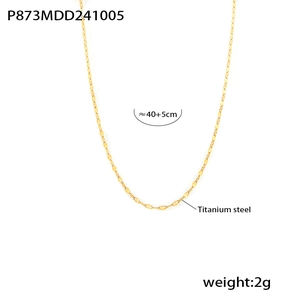 Détail du collier en acier titane doré montrant la longueur 40+5cm et le poids 2g
