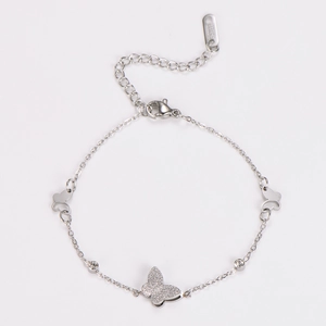 Λεπτομέρεια ασημένιου βραχιολιού πεταλούδα με κρύσταλλο σε ρυθμιζόμενη ατσάλινη αλυσίδα
