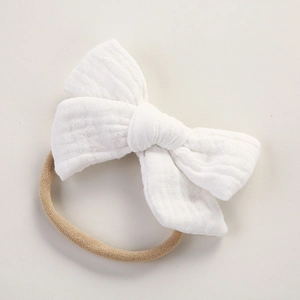 Détail du bandeau en mousseline blanche avec nœud et sangle en nylon élastique