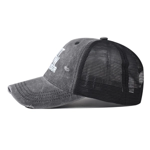 Seitenansicht der dunkelgrauen Trucker Cap mit Mesh-Rückseite und Vintage-Effekt am Schirm
