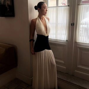 Elegante abito lungo senza schienale con scollo a V profondo e gonna a pieghe a contrasto