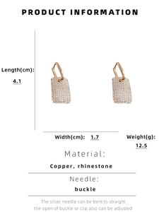 Détail de boucles d'oreilles rectangulaires en strass dorés avec dimensions et poids précis