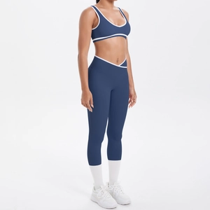 Detail der High-Waist-Yogahose mit V-förmigem Kreuzbund und weißen Kontraststreifen
