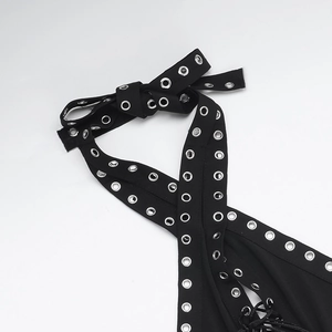 Detail von silbernen Metallösen und Kreuzschnürung an einem schwarzen Jumpsuit