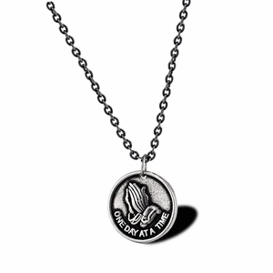 Betende Hände Anhänger Halskette Titanstahl Gelassenheitsgebet Rundes Medaillon Vintage Retro Hip Hop Schmuck Unisex
