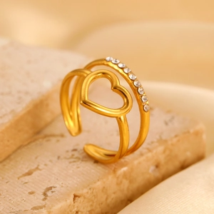 Macro-opname van de 18K vergulde dubbellaagse ring met hartuitsnijding en pavé-kristallen