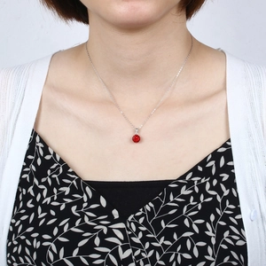 Elegante S925 Silberkette mit rotem funkelndem Kristall-Kugelanhänger für Damen im Trend