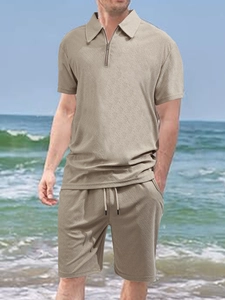 Détail de l'ensemble polo beige pour homme avec texture gaufrée et demi-zip au col