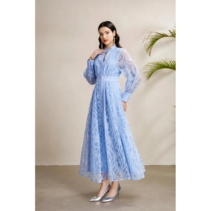 Robe longue en dentelle bleue élégante avec manches lanternes et broderie florale chic