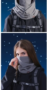 Detalle de braga de cuello de forro polar gris con cordón y etiqueta de montaña