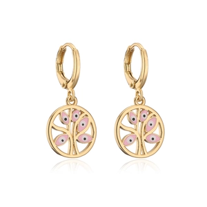 Vergoldete 18K Creolen mit rosa Augen-Emaile-Baummotiv auf weißem Hintergrund