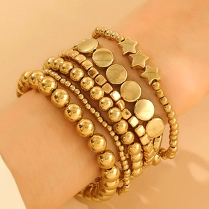 Set di 6 bracciali di perline dorate con ciondoli a stella ed elementi geometrici chic