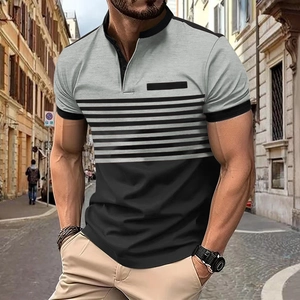 Détail du polo rayé ajusté avec poche poitrine et texture en coton tricoté